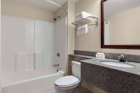Standard Room, 1 Queen Bed | Bathroom | Combined shower/tub, towels