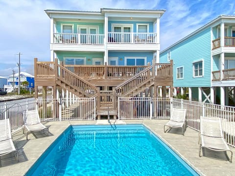 Beautiful pool next to the dunes and ocean. Blue Parrot #7 is on the right side.