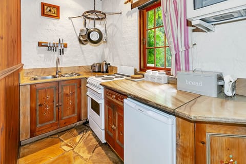 Cottage, 2 Bedrooms (Hobbit) | Private kitchen | Fridge, microwave, oven, stovetop