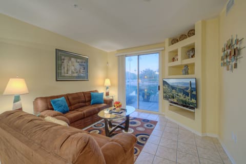 SUPERSTITION LAKES SUNRISE is a well appointed condo in the popular Superstition Lakes Community.