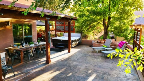 Your private outdoor courtyard, built for togetherness. Dine under shade.

