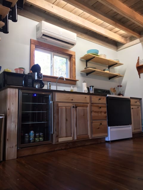 Fully equipped kitchen. Heat/air unit has separate control from upstairs unit.