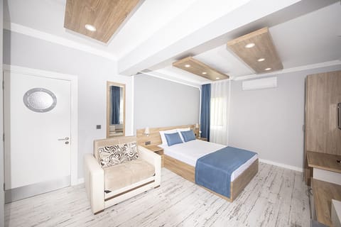 Deluxe Room | Minibar, soundproofing, iron/ironing board, free WiFi