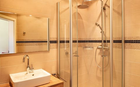 Standard Double Room | Bathroom | Shower, free toiletries, hair dryer, towels