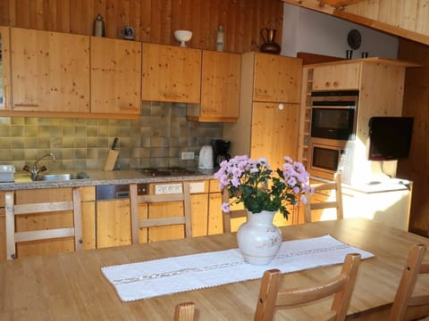 Flower, Cabinetry, Plant, Property, Furniture, Countertop, Kitchen Sink, Sink, Wood, Tap