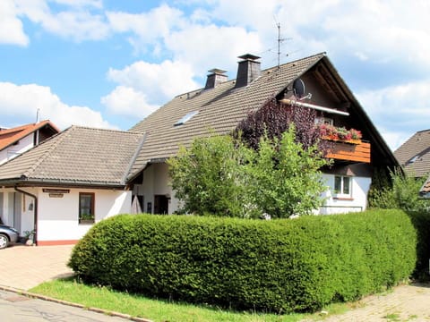 Cloud, Sky, Plant, Building, Property, Window, House, Land Lot, Grass, Hedge
