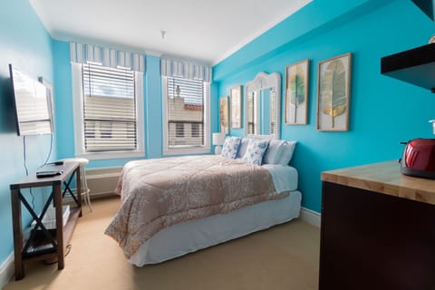 Cozy Palms Studio, 180 sq foot, adjustable queen bed, UHD TV, AC