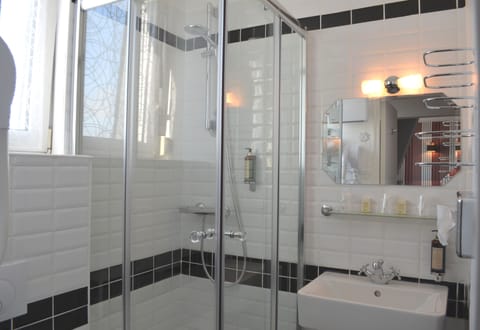 Triple Room | Bathroom | Rainfall showerhead, hair dryer, towels, soap