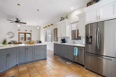 Light, bright and plenty of open space. Filtered water. All kitchenware.