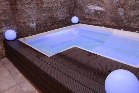 Indoor spa tub