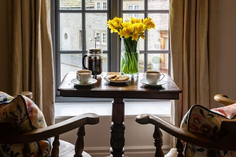 Deluxe Double Room, Ensuite | Individually decorated, individually furnished, iron/ironing board