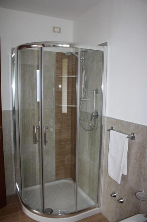 Panoramic Double Room, Lake View | Bathroom shower