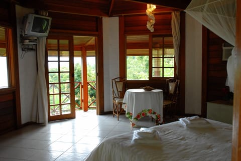 Minibar, free WiFi, bed sheets