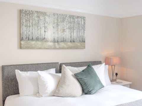 Deluxe Room | Individually decorated, iron/ironing board, free WiFi, bed sheets