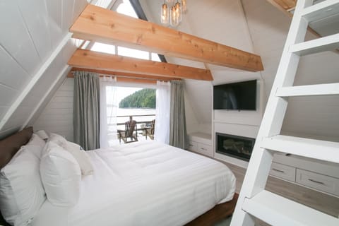 Premier Cabin, Multiple Beds, Oceanfront | Egyptian cotton sheets, premium bedding, pillowtop beds, minibar