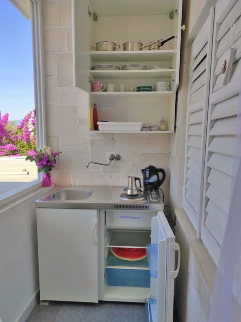 Comfort Room, 1 Bedroom, Kitchenette | Private kitchenette | Shared fridge, microwave