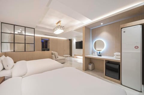 Suite | Desk, soundproofing, free WiFi