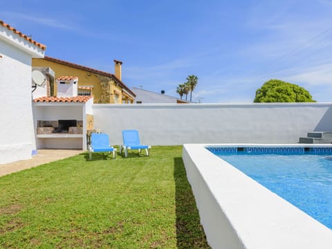 Sky, Building, Water, Cloud, Plant, Shade, Outdoor Furniture, Grass, Swimming Pool, Leisure