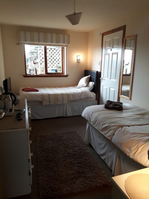 Twin Room | Premium bedding, down comforters, individually decorated, free WiFi