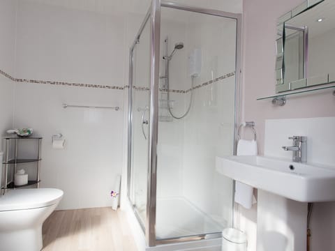 Deluxe Double Room (Watcome) | Bathroom | Towels, shampoo
