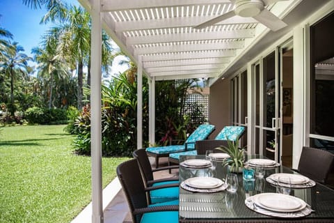 Coral Shore Villa - Outdoor dining Beachside