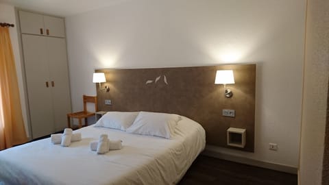 Twin Room | Individually decorated, individually furnished, blackout drapes