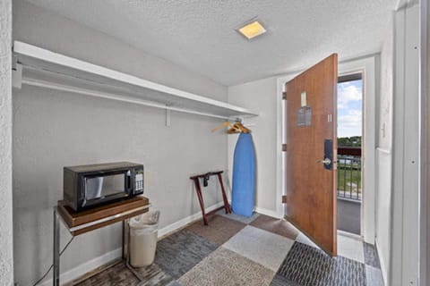 Basic Single Room, 1 King Bed | In-room safe, individually furnished, laptop workspace