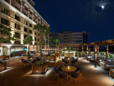 3 restaurants; breakfast, lunch, and dinner served