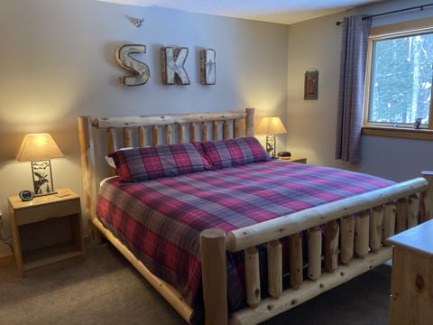 Primary bedroom w/ king bed, down pillows, down comforter and awesome mattress
