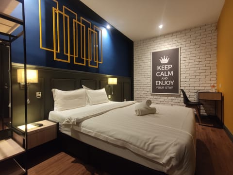 Superior Room | Desk, bed sheets