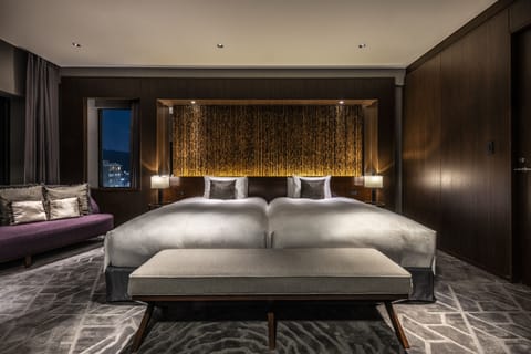 Suite, Non Smoking (Premium Floor) | Down comforters, in-room safe, desk, blackout drapes