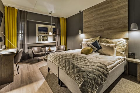 Deluxe Double Room | Individually decorated, individually furnished, desk, laptop workspace