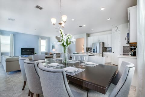 Townhome, 5 Bedrooms | Dining