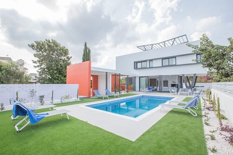 Villa Callie, Stunning 3BDR Protaras Villa with Private Pool