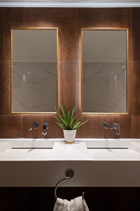 Shower, rainfall showerhead, free toiletries, hair dryer