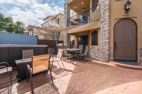 courtyard with spa, and fire table grill.
Has 6 privacy wall/fence