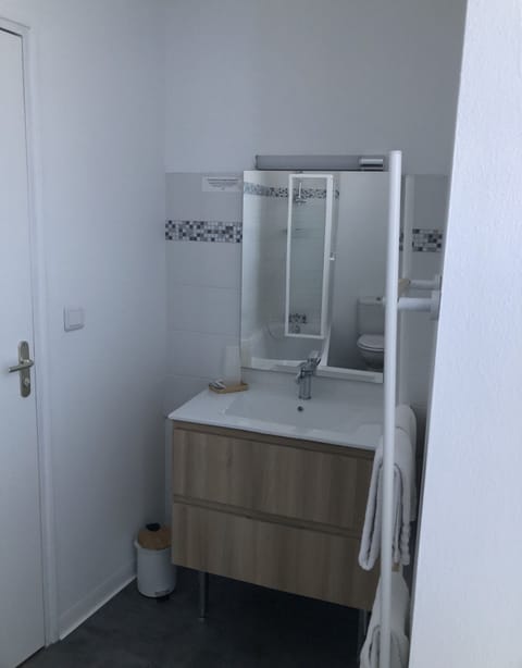Traditional Triple Room | Bathroom | Shower, free toiletries, towels