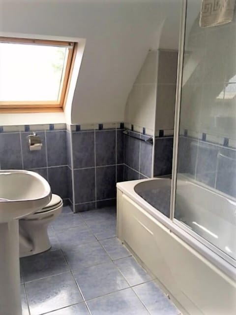 House, 3 Bedrooms | Bathroom | Free toiletries, hair dryer, towels