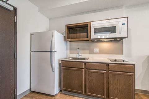 Full-size fridge, microwave, stovetop