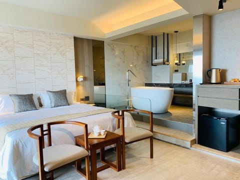 Deluxe Room, 1 Queen Bed, Bathtub, Ocean View | Premium bedding, pillowtop beds, free minibar, individually decorated