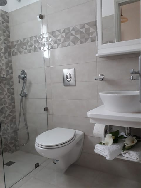 Studio | Bathroom | Deep soaking tub, rainfall showerhead, hair dryer, towels