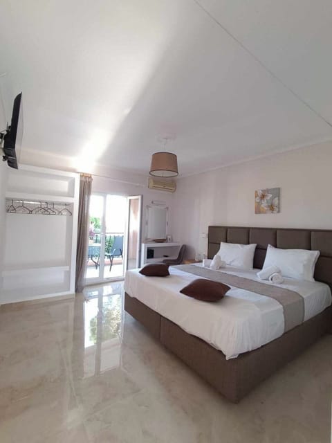 Deluxe Studio | In-room safe, soundproofing, iron/ironing board, cribs/infant beds