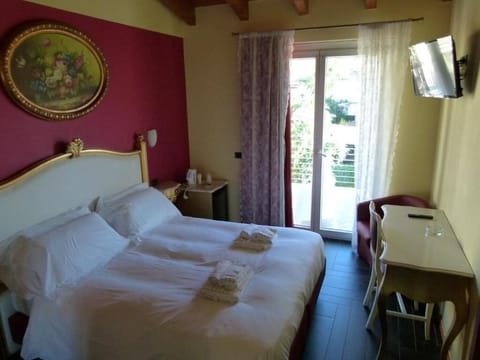 Comfort Double Room Single Use, 1 Queen Bed | Down comforters, minibar, in-room safe, individually furnished