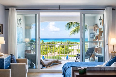 Peaceful balcony to enjoy the blue turquoise water with a relaxing view. 