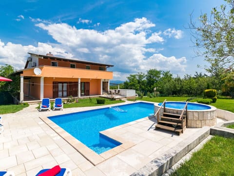 Cloud, Sky, Plant, Property, Building, Water, Swimming Pool, Green, Azure, Tree