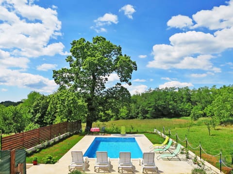 Cloud, Sky, Plant, Daytime, Green, Natural Landscape, Tree, Land Lot, Swimming Pool, Grass