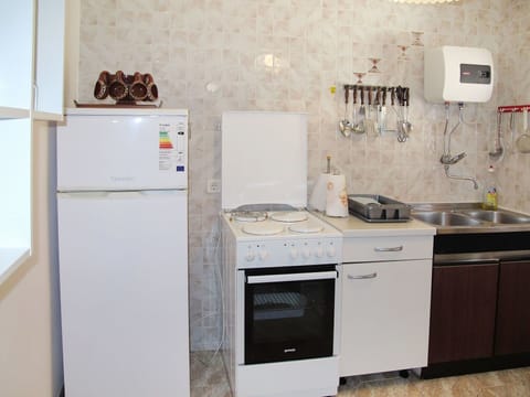 Room, Major Appliance, Kitchen, Property, Kitchen Stove, Cabinetry, Furniture, Home Appliance, Kitchen Appliance, Gas Stove