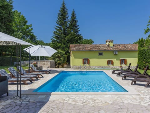Water, Sky, Property, Plant, Swimming Pool, Building, Shade, Tree, Chair, Outdoor Furniture
