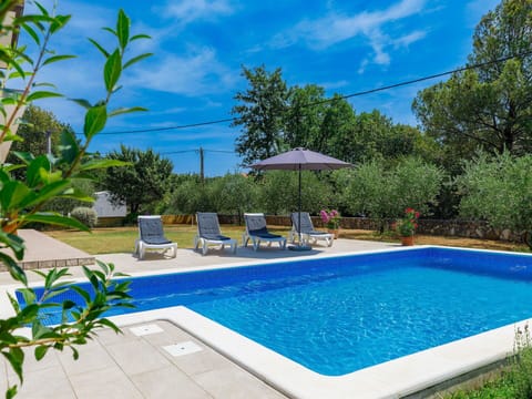 Water, Cloud, Plant, Sky, Property, Swimming Pool, Blue, Nature, Azure, Shade