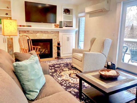 This beautifully remodeled townhome in the coveted Rosebrook community offers an unbeatable combination of luxury, convenience, and breathtaking mountain views.